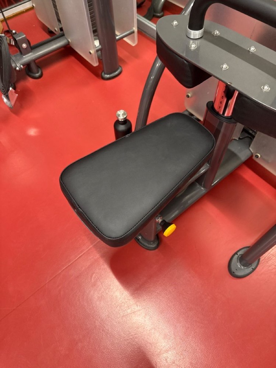 Lat Pulldown SportsArt (2) – po wymianie tapicerki