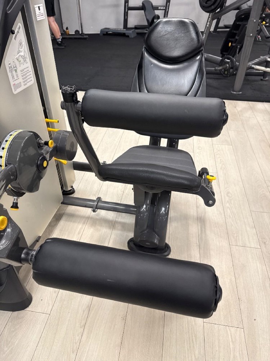 SportsArt Leg Curl po wymianie tapicerki