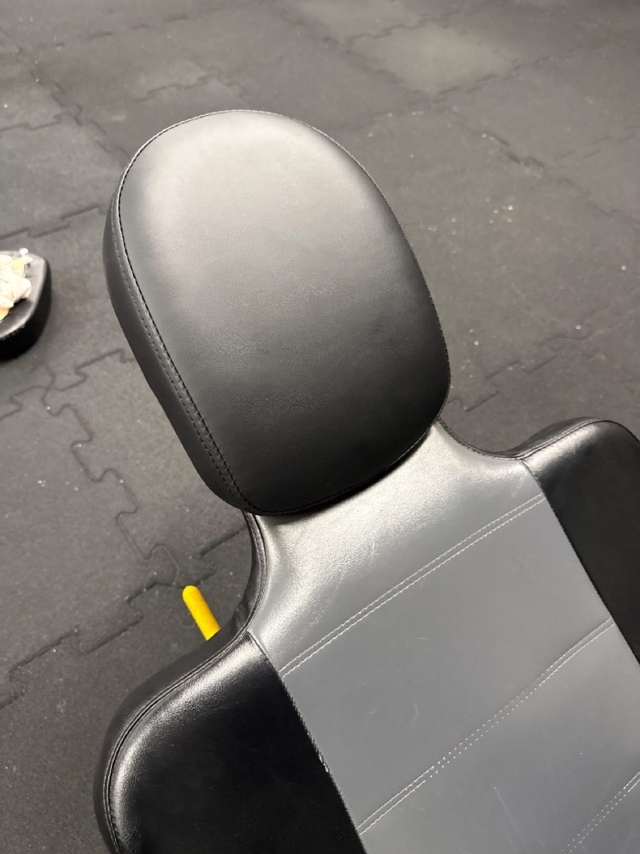 SportsArt Leg Press (zagłówek) – po wymianie tapicerki