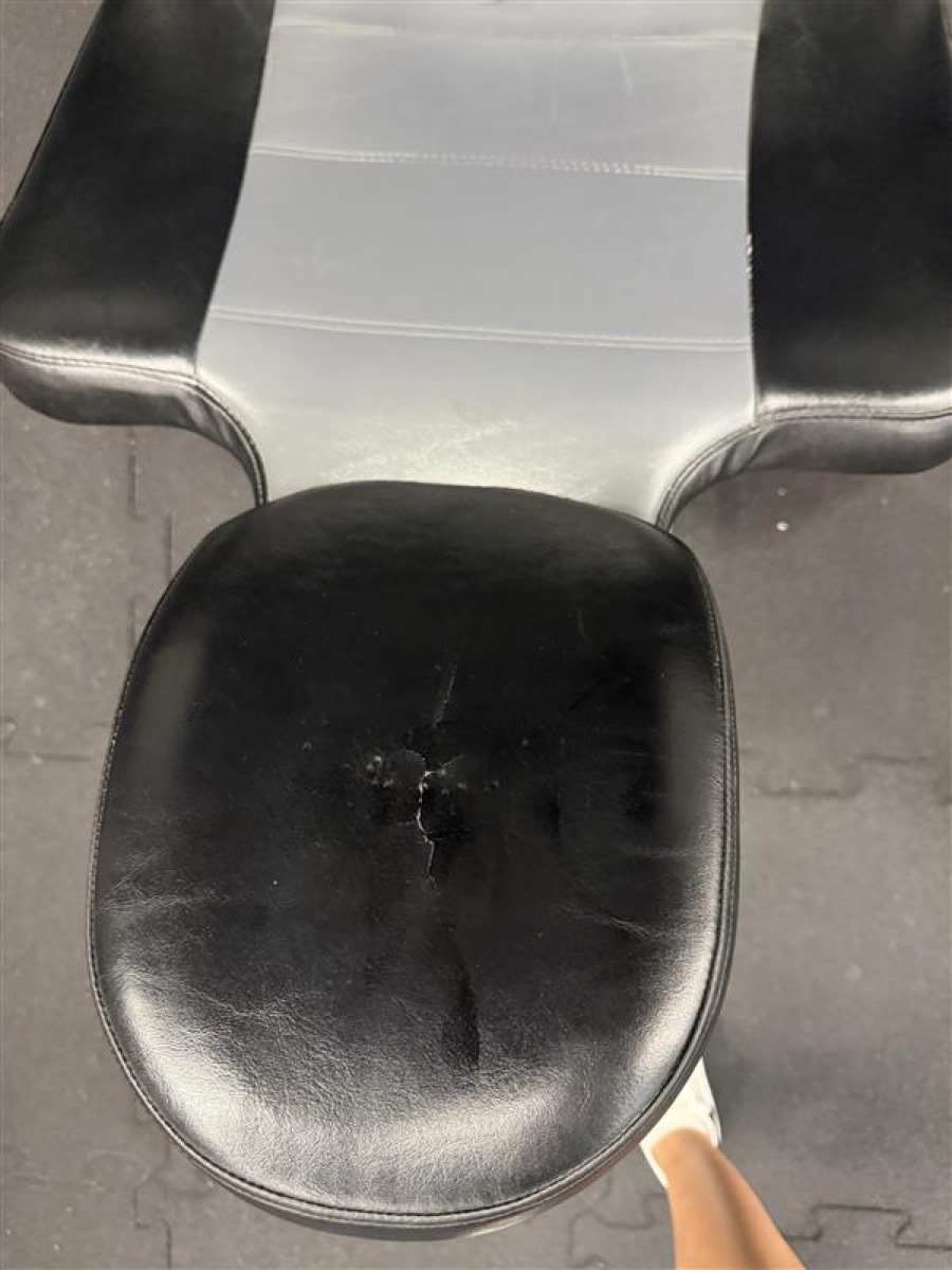 SportsArt Leg Press (zagłówek) – przed wymianą